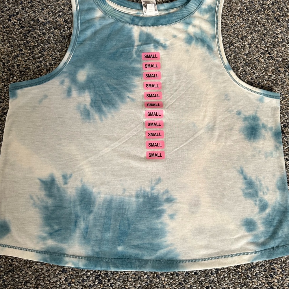 NWT: 90 Degree tank size S